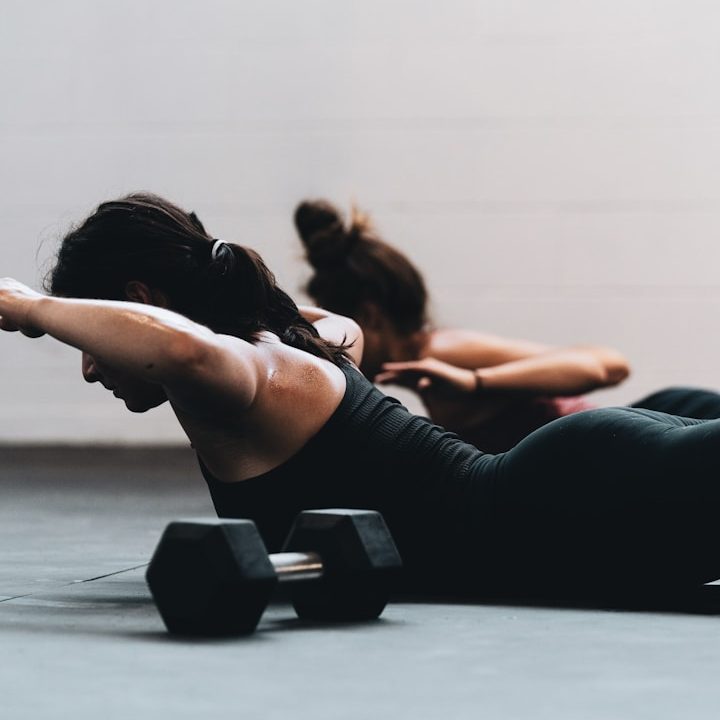 Angebot: HIIT Training in Hamburg Zwei Frauen trainieren mit Gewichten im Fitnessstudio.